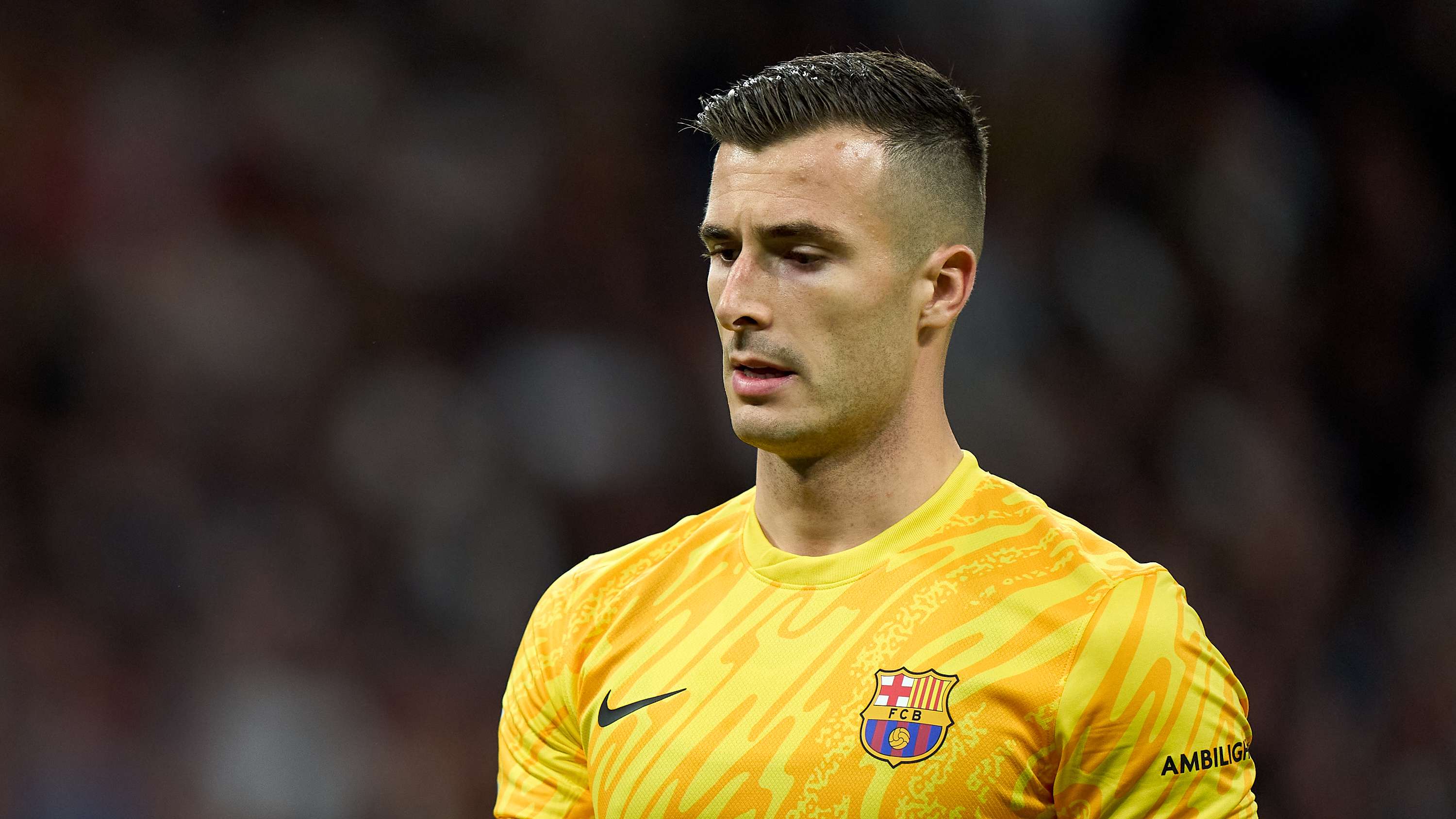 坚守防线的 坚守防线的